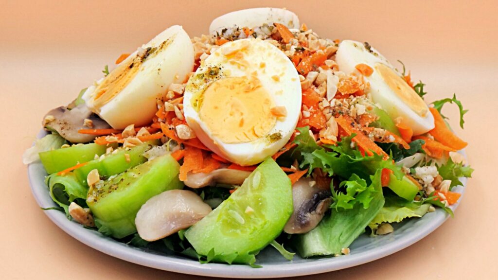 Sałatka z jajkiem, pieczarkami i orzechami przepis