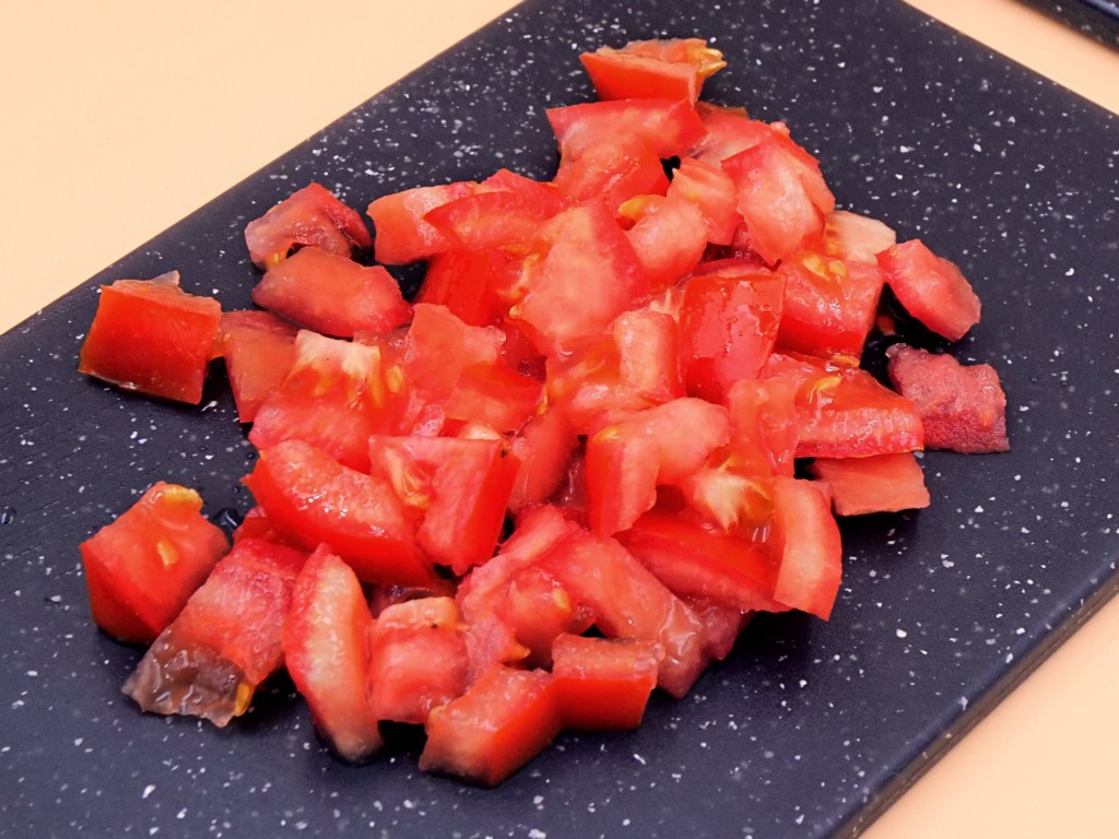 Sałatka z pomidora i orzechów przepis