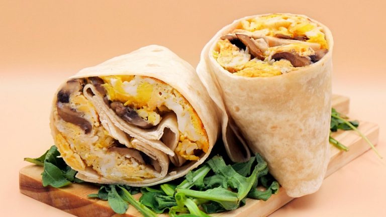 Tortilla z jajecznicą z pieczarkami przepis