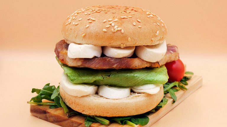 Burger z karkówką i mozzarellą przepis