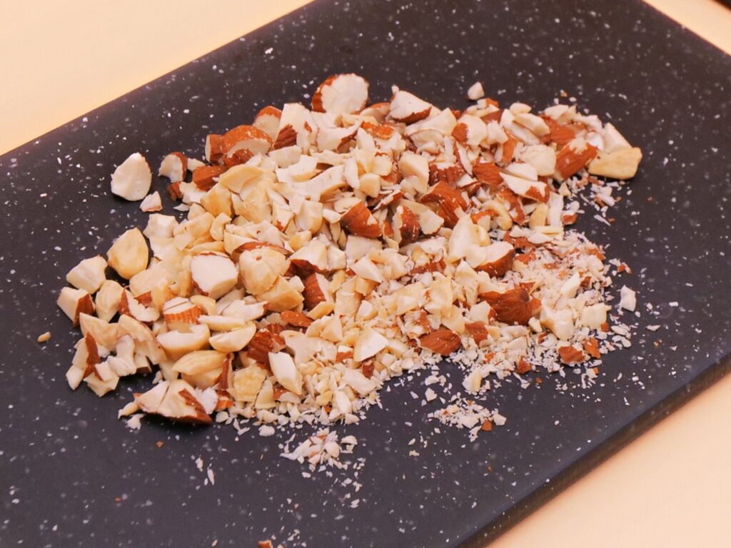 platki kukurydziane z mlekiem i orzechami