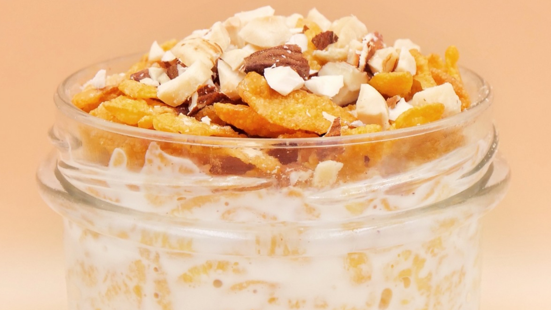 Płatki kukurydziane z mlekiem i orzechami przepis