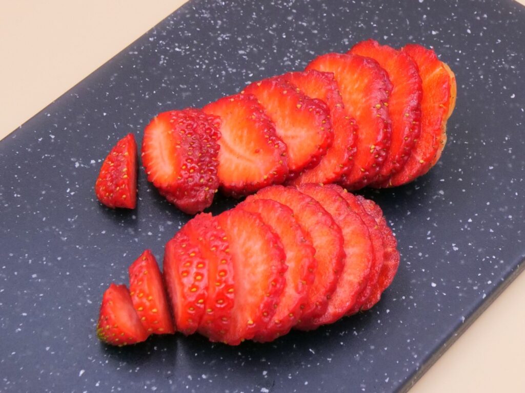 wafle ryzowe z jogurtem i truskawkami