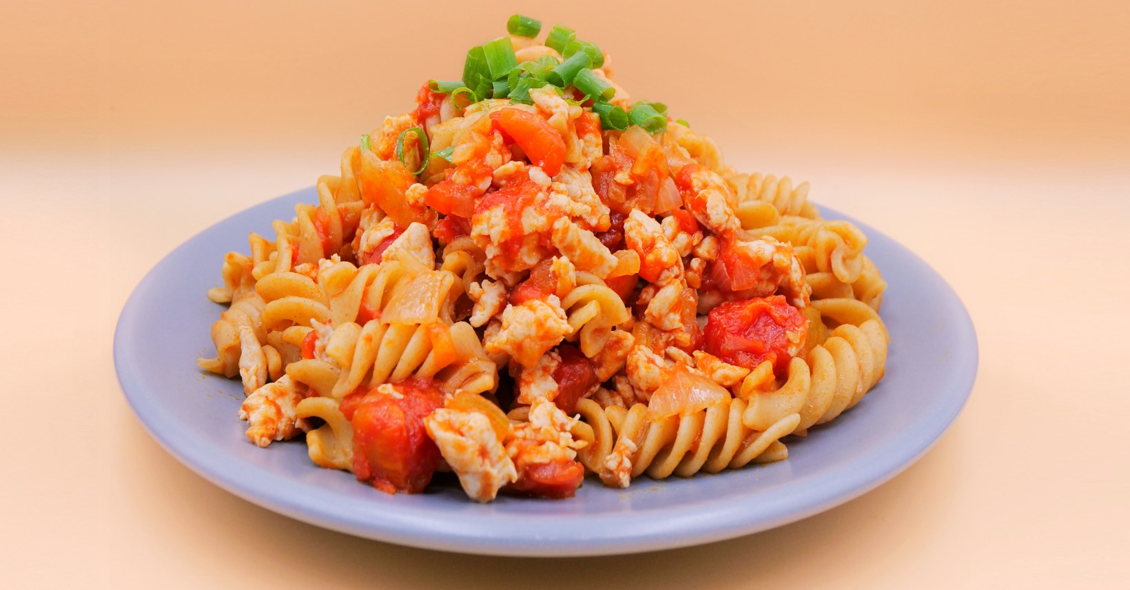 Makaron z mięsem mielonym z indyka w pomidorach