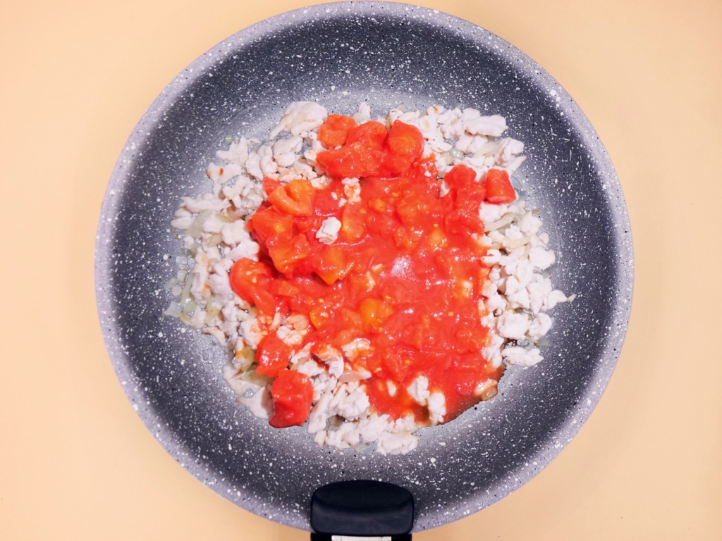 Makaron z mięsem mielonym z indyka w pomidorach przepis