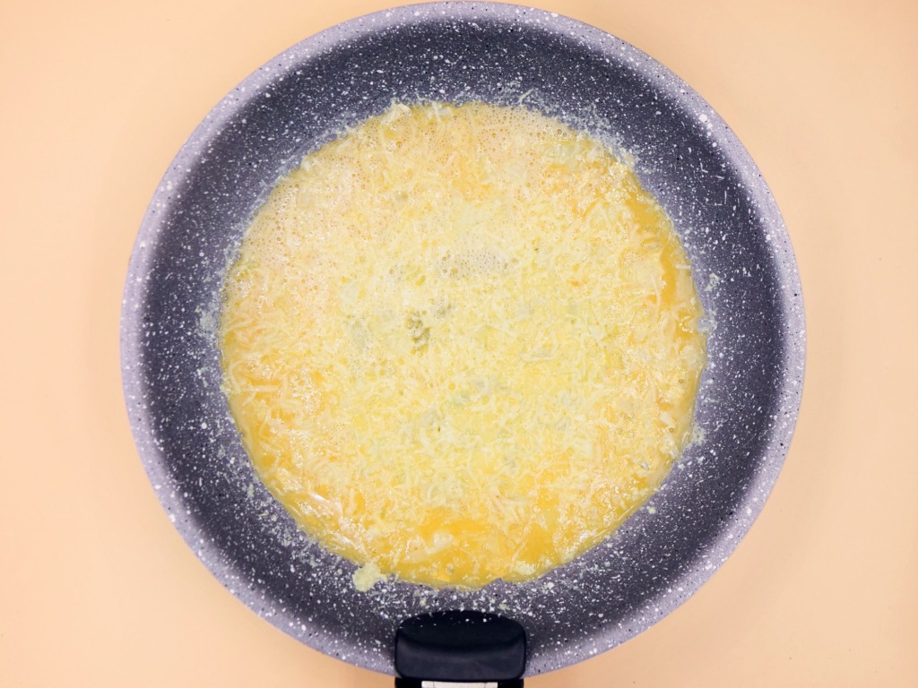 Omlet francuski z serem i cebulą przepis