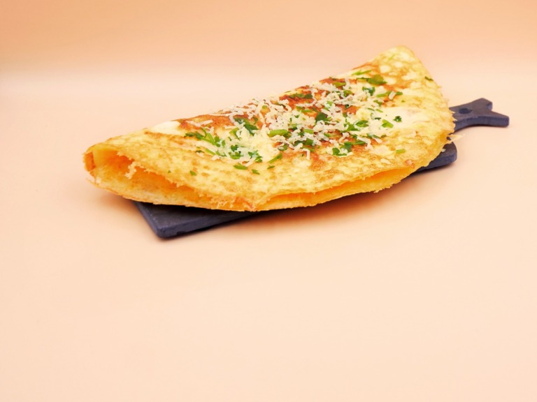 Omlet francuski z serem i cebulą przepis