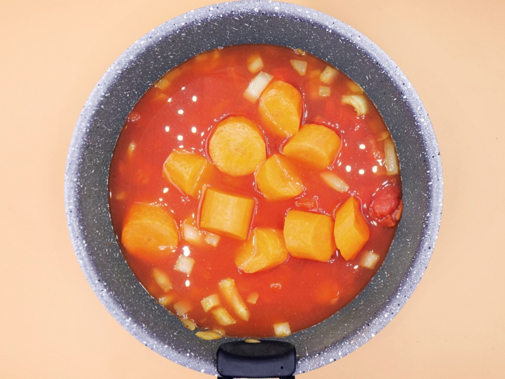 Zupa krem marchewkowo-pomidorowa z kaszą jaglaną przepis