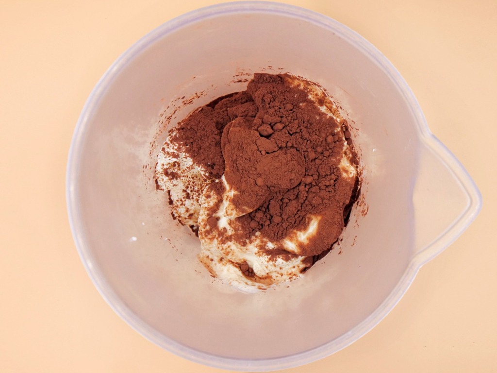 Desernik czekoladowy z truskawkami przepis
