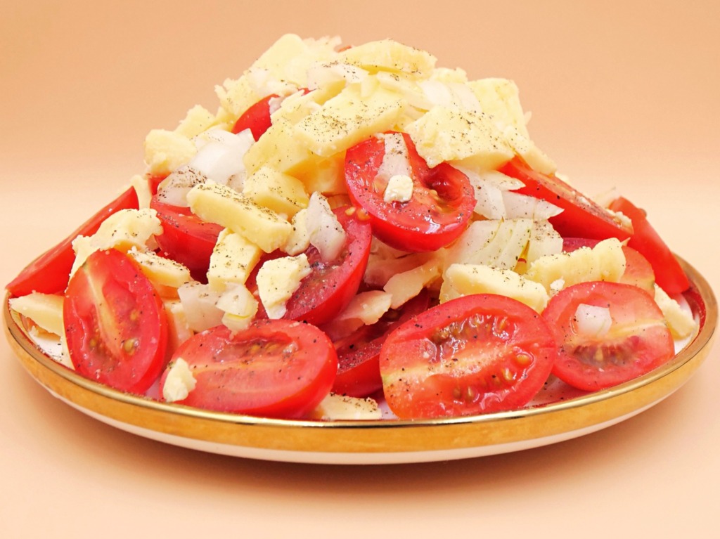 Sałatka z pomidorkami i serem cheddar przepis