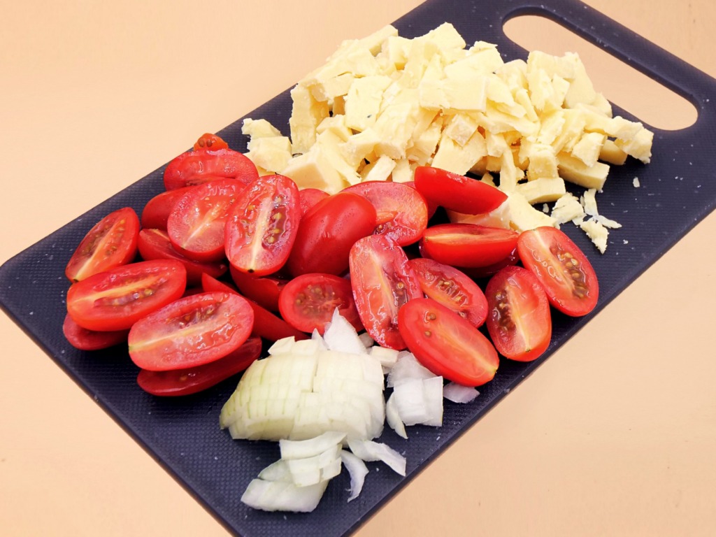 Sałatka z pomidorkami i serem cheddar przepis