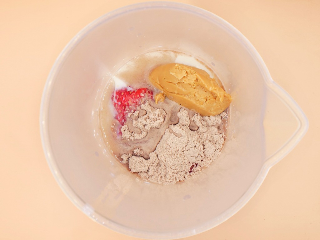 Szejk proteinowy z truskawkami i masłem orzechowym przepis