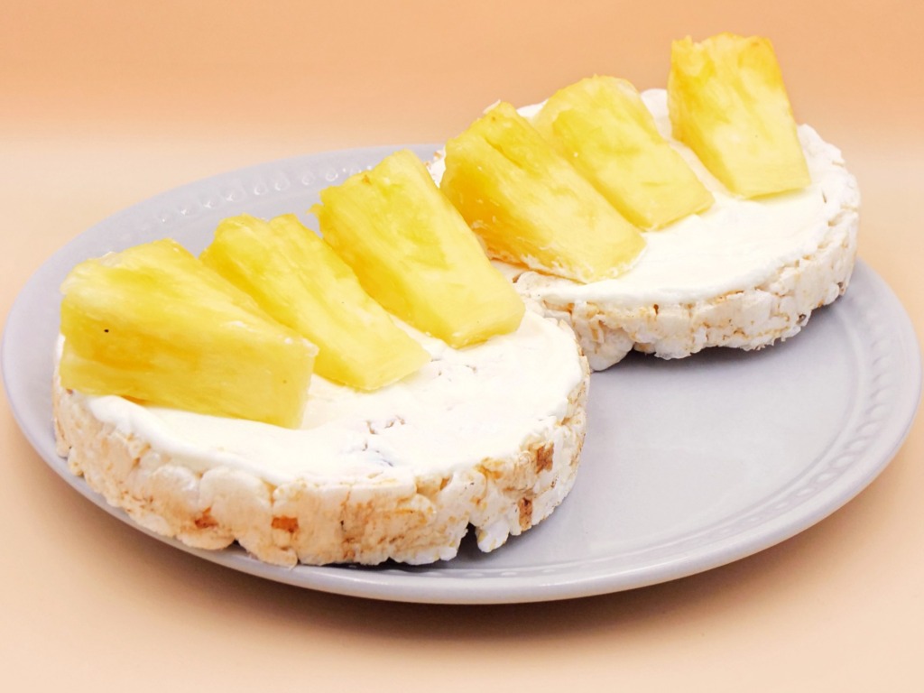 Wafle ryżowe z jogurtem i ananasem przepis