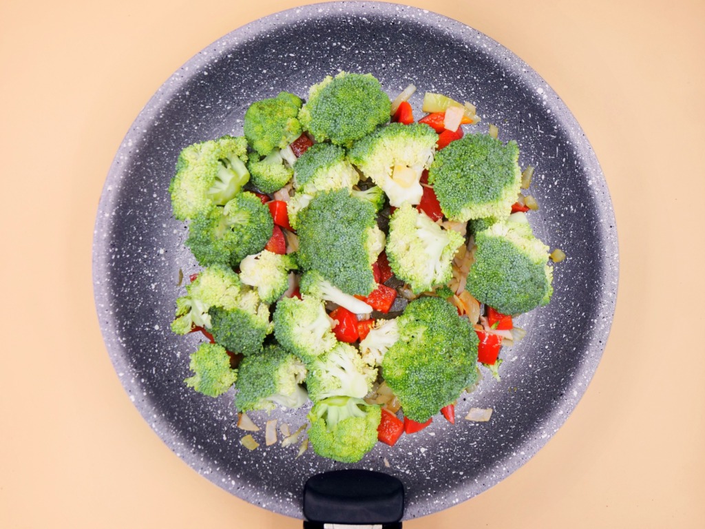 Brokuł zapiekany z szynką i warzywami przepis