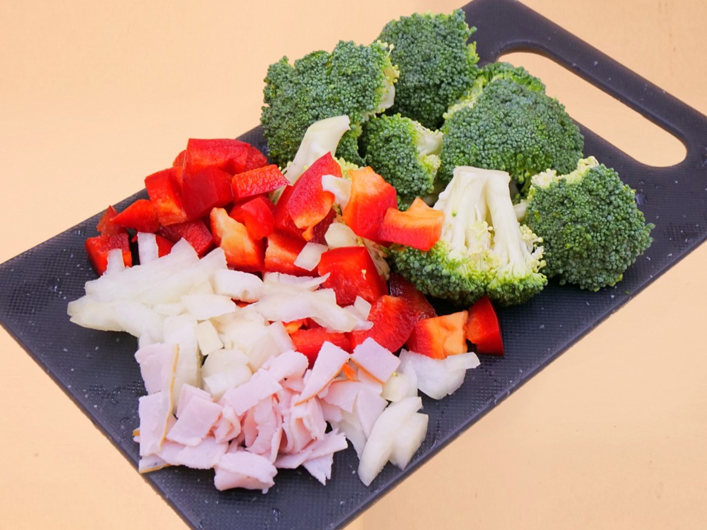 Brokuł zapiekany z szynką i warzywami przepis