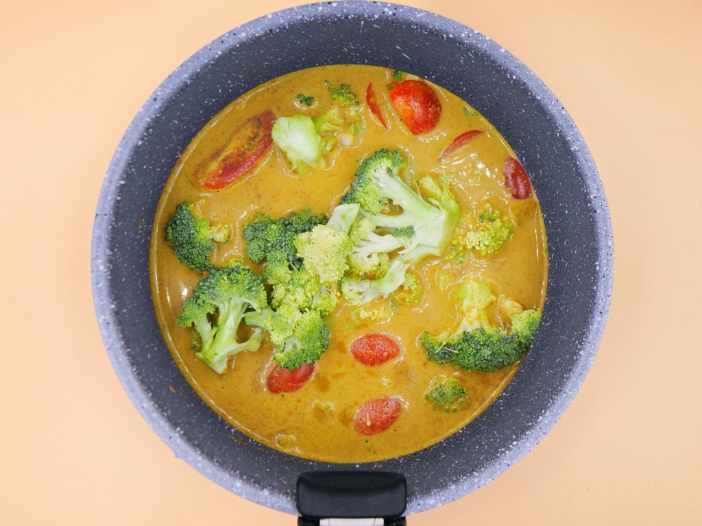 Curry z kurczakiem i brokułem przepis