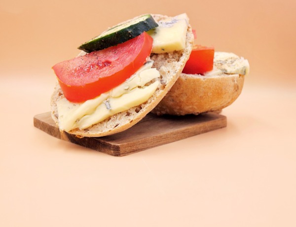 Kanapka z serem pleśniowym i warzywami przepis