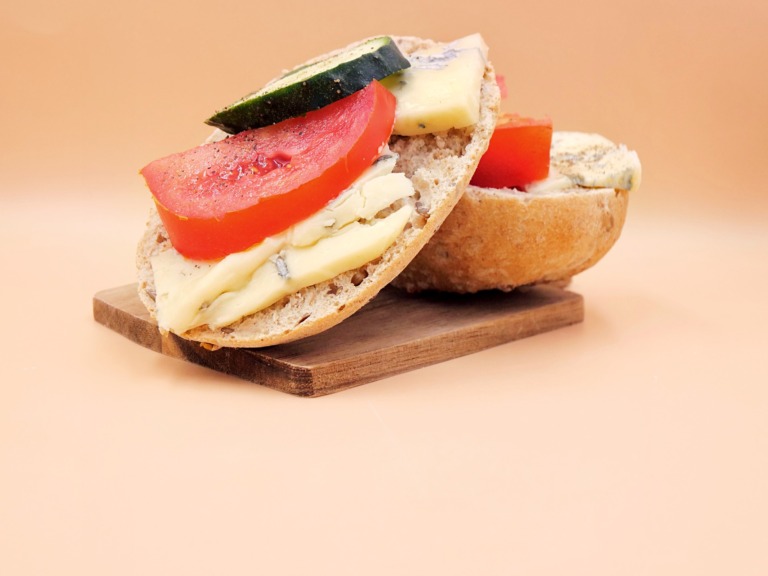Kanapka z serem pleśniowym i warzywami przepis