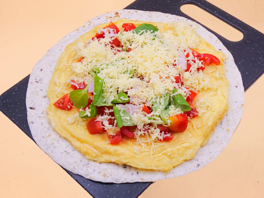 Omlet w tortilli z serem, szynką i warzywami przepis