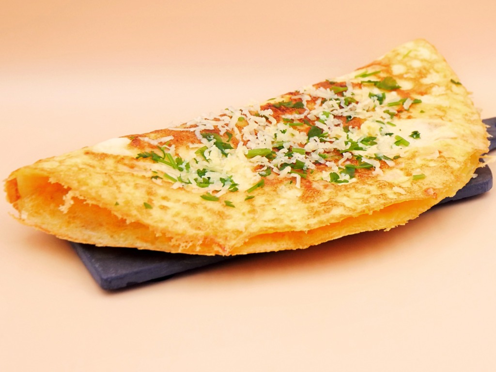 Omlet z serem i cebulą przepis