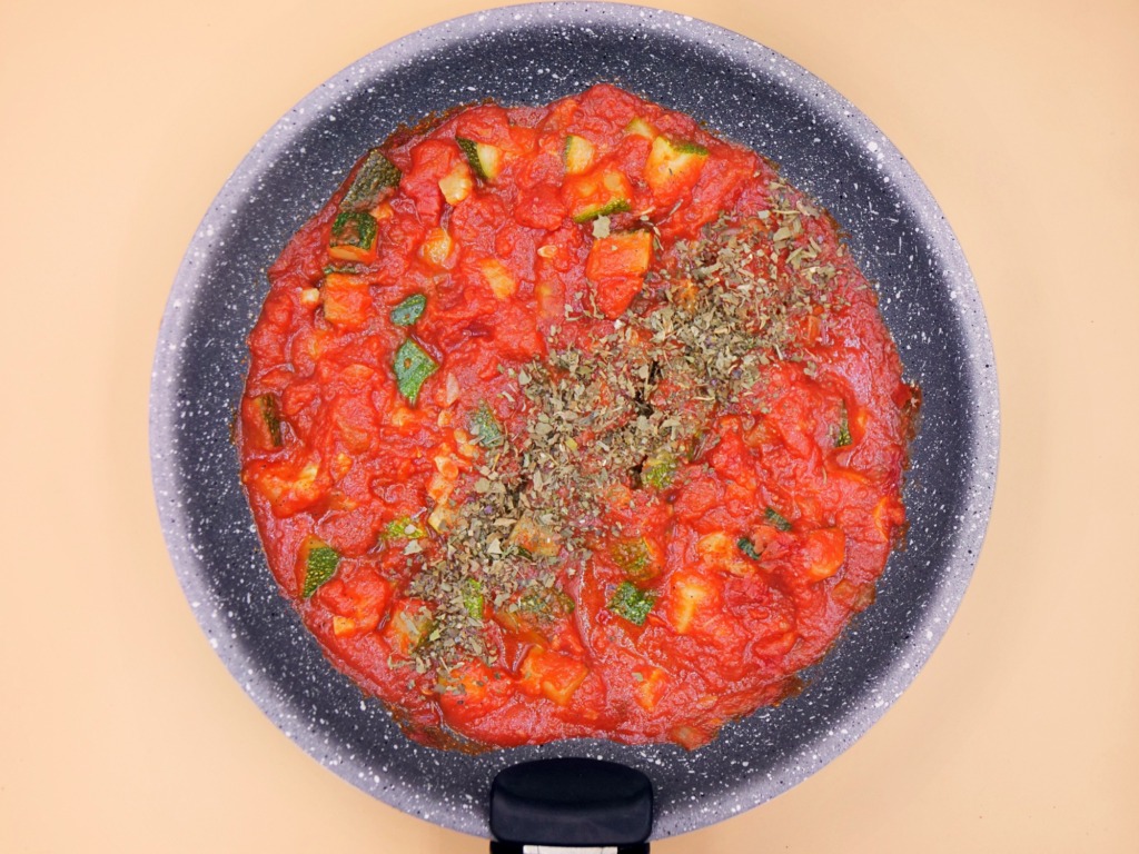 Smażona cukinia z pomidorami przepis