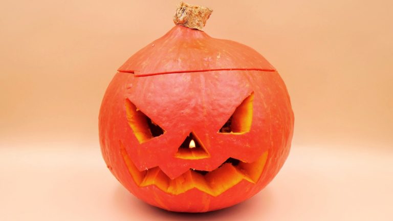 Jak wyciąć dynię na Halloween?