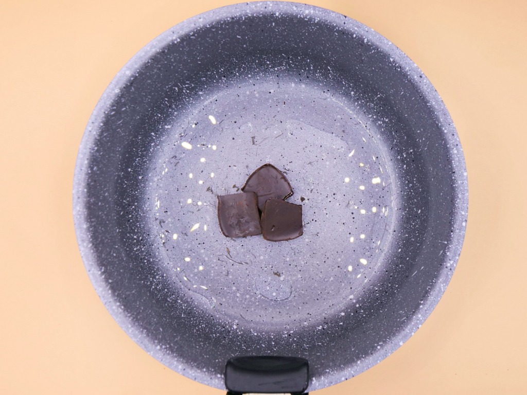 Serniczek na zimno z czekoladowym spodem z orzechów przepis