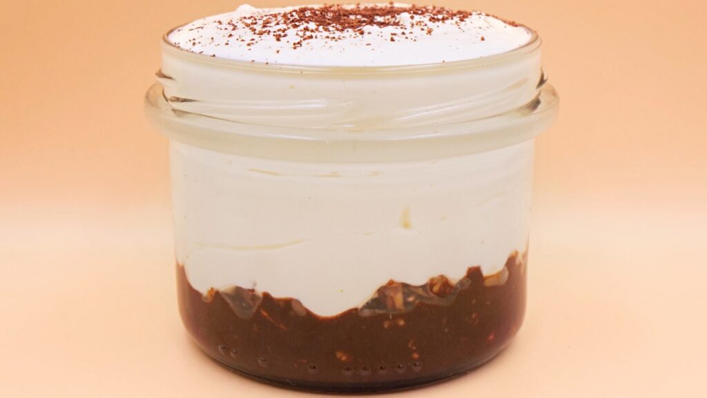 Serniczek na zimno z czekoladowym spodem z orzechów przepis