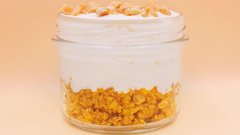 Serniczek na zimno z kukurydzianym spodem przepis