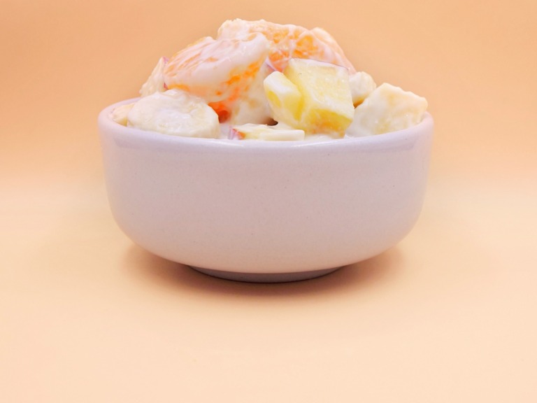 Owocowa sałatka karotenowa z jogurtem przepis
