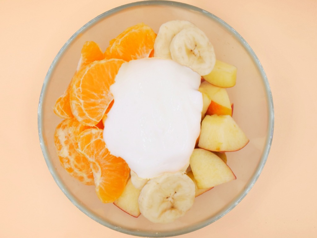 Owocowa sałatka karotenowa z jogurtem przepis