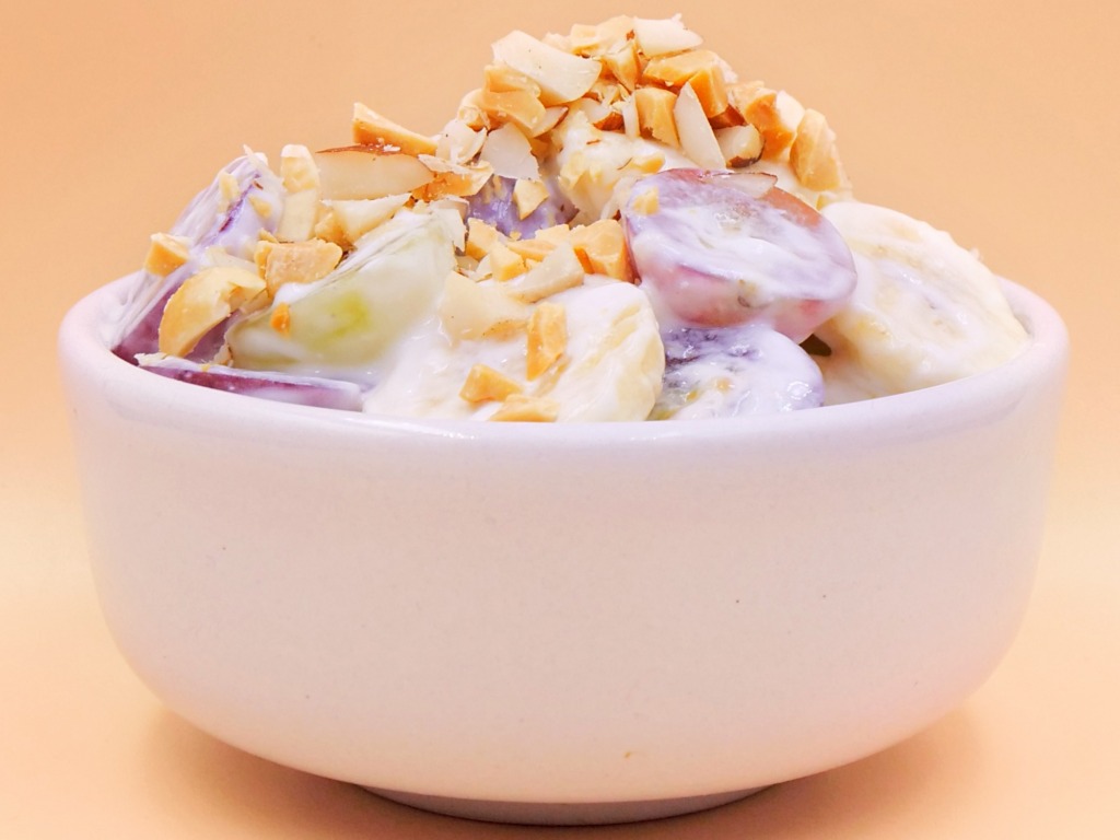 Sałatka bananowo-winogronowa z jogurtem i orzechami przepis