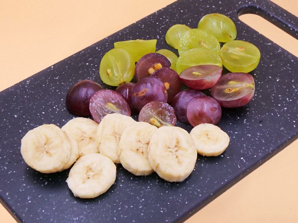 Sałatka bananowo-winogronowa z jogurtem i orzechami przepis