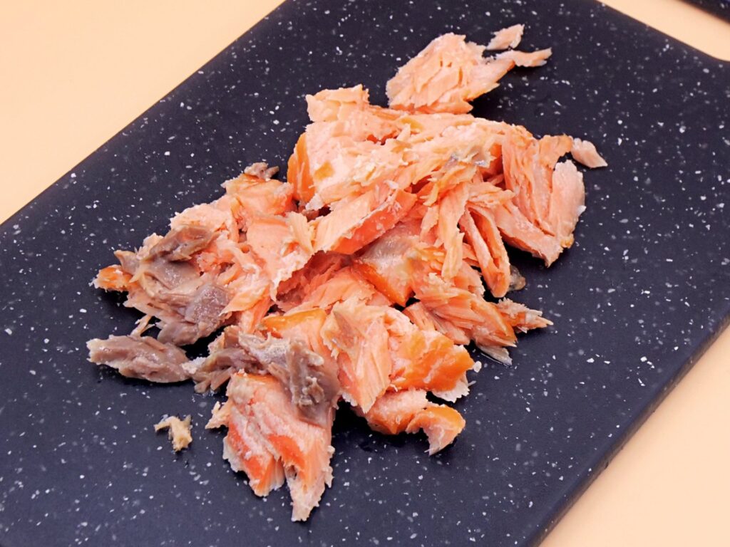 jajecznica z wedzonym lososiem