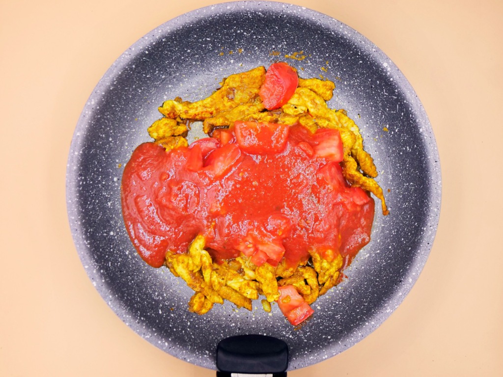 Kurczak w pomidorowym sosie curry przepis