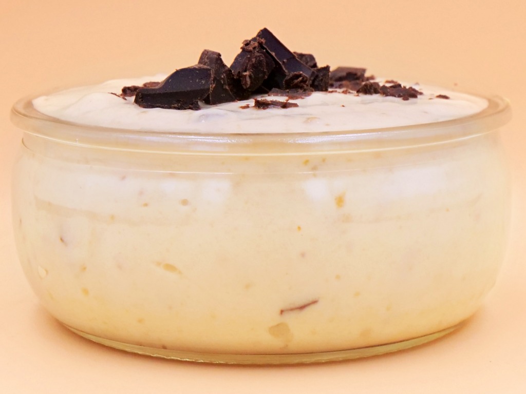Orzechowy jogurt z czekoladą przepis