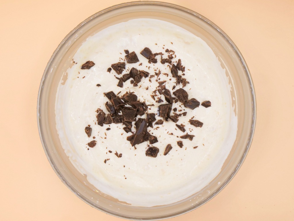 Orzechowy jogurt z czekoladą przepis