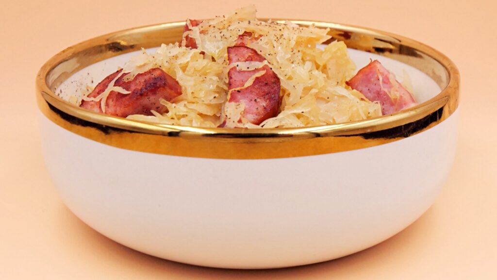 Smażona kiełbasa z kapustą kiszoną przepis