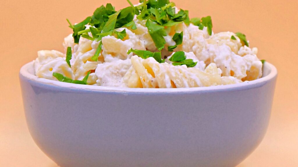 Makaronowa sałatka z gotowanym kurczakiem i jogurtem przepis