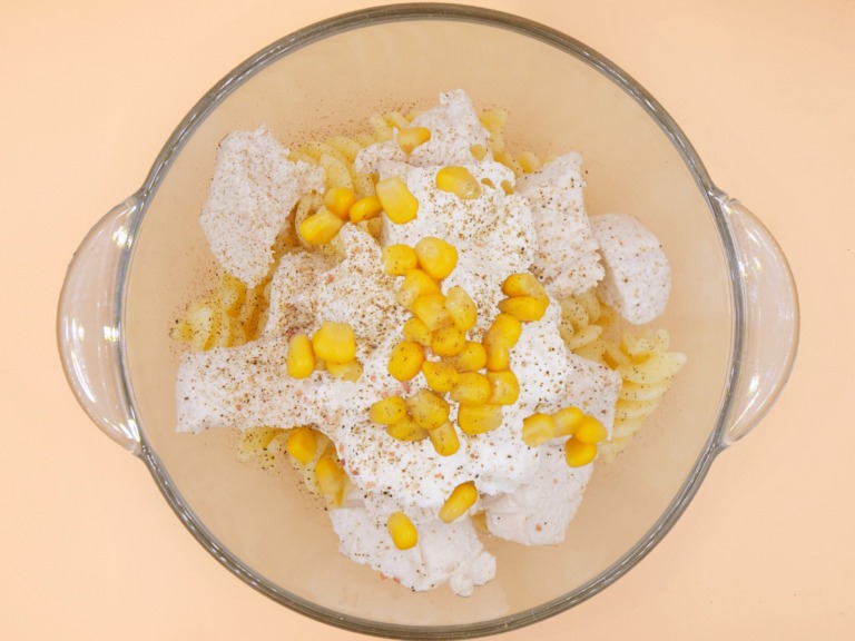 Makaronowa sałatka z gotowanym kurczakiem i jogurtem przepis