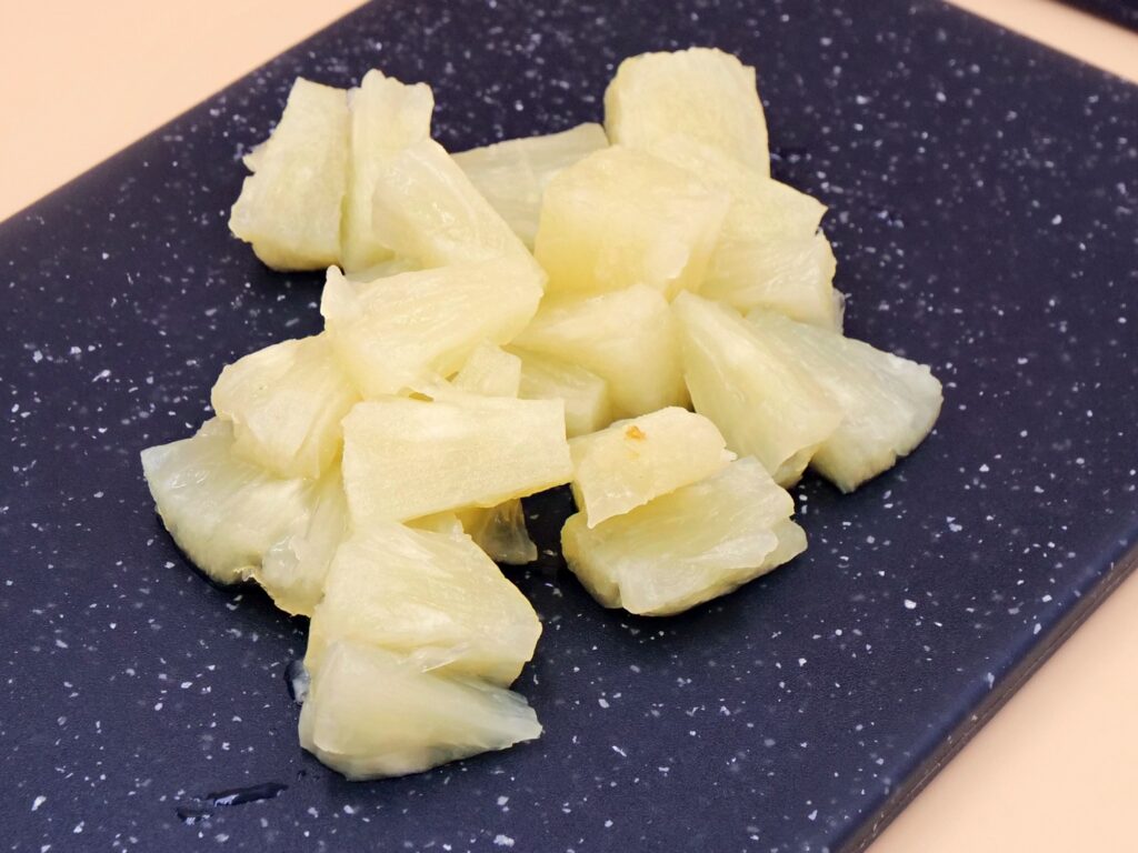Makaronowa sałatka z mięsem mielonym i ananasem przepis