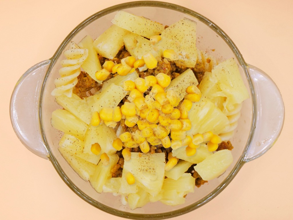 Makaronowa sałatka z mięsem mielonym i ananasem przepis