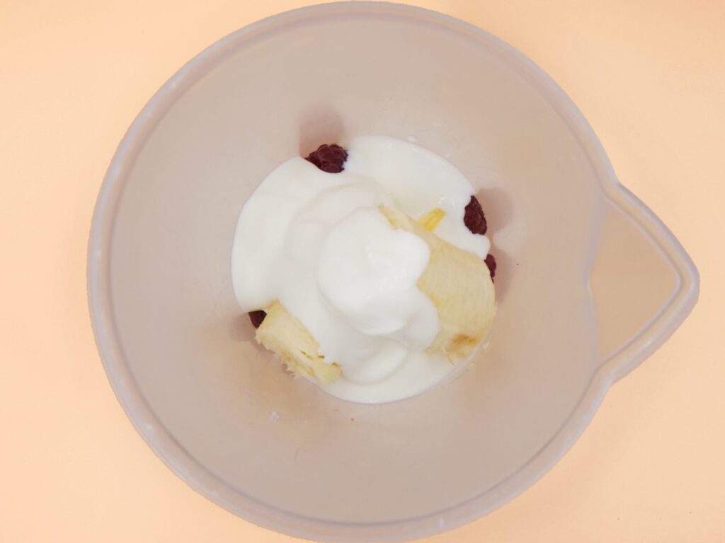 szejk malinowo bananowy z jogurtem