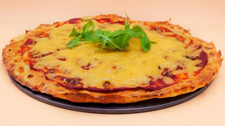 Pizza na spodzie z serka wiejskiego przepis