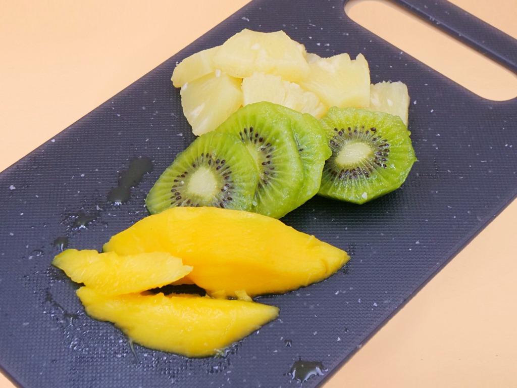 Zielony koktajl z ananasa, kiwi i mango przepis