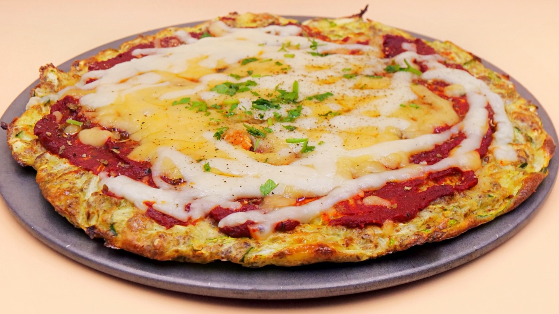 Pizza serowa na spodzie z cukinii przepis