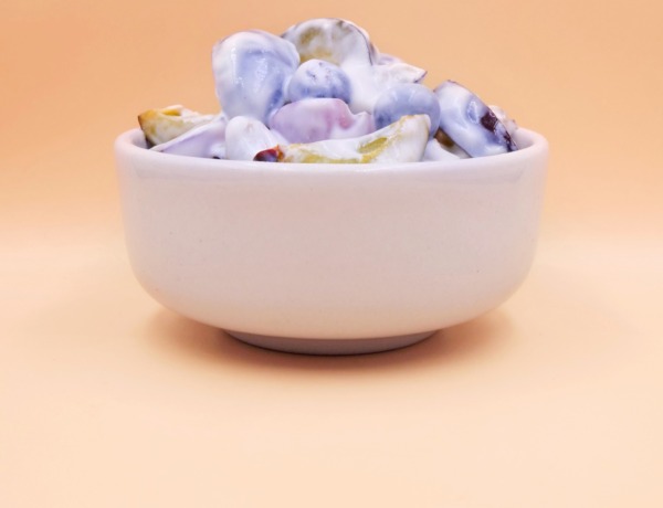 Sałatka owocowa z borówek, śliwek i winogron z jogurtem przepis
