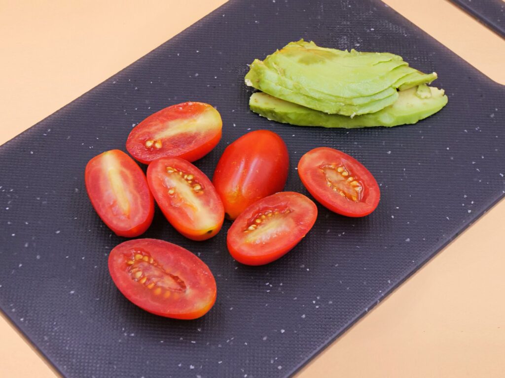 Serowy omlet z boczkiem, awokado i pomidorkami przepis