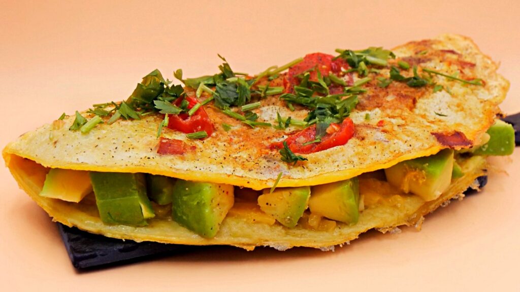 Serowy omlet z boczkiem, awokado i pomidorkami przepis