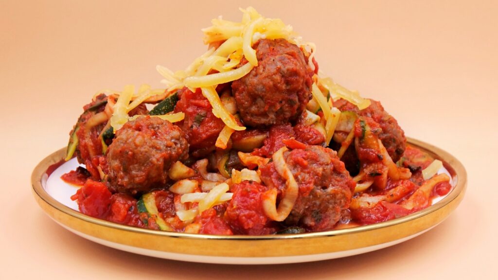 Keto spaghetti z klopsikami wołowymi w sosie pomidorowym przepis